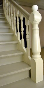 Siden trappa har to farger er det nokså pikete når siste overflatestrøket skal tas. Det gjelder å bruke små pnsler ogha en stø hånd!