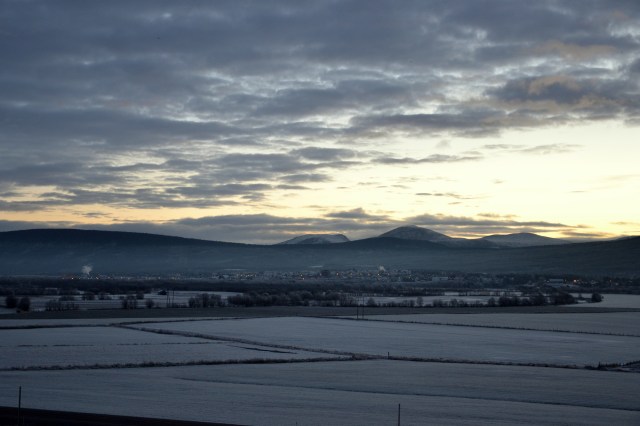 Klettfjellene ligger sindige som vanlig, og venter på sola