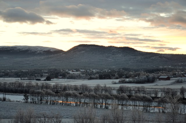 Det lysner stadig mer, og her ser vi Jønnbekkvola mot horisonten, mens himmelsen speiler seg i Glomma