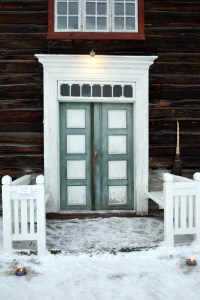 Vakkert, gammel inngang ønsker oss velkommen inn