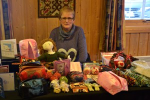 Denne damen satt og laget  ting og solgte bl.a. strikkete julekuler a la Arne og Carlos