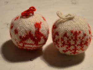 Søte julekuler med barn på kjelke og snøkrystall