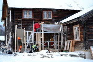 Svein Olav og Ivar i full gang med å sette opp inngangspartiet