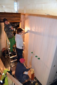 En legger panel mens to maler, ingen tid til spille her!