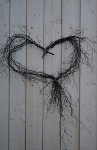 Et bustete kvisthjerte har fått plass på den nye veggen