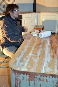 Benken har kommet innendørs og Ingvill har tatt over malejobben