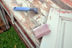 Viktig verktøy her er pussekloss og malingsskrape