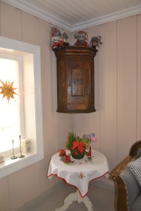 Museene har fått plass på toppen ev det gamle hjørneskapet - forøvrig et auksjonsfunn