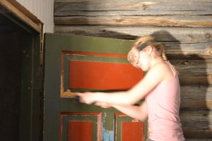 Baderomsdøra er endelig på plass, og trenger å skrapes før den skal males