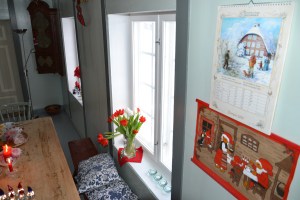 Vi har fått en fin ny kalender som har fått plass på kjøkkenveggen - foreløpig sammen med mormors gamle veggjulebilde