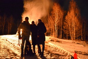Bålet er tent og lyser opp nyttårsnatta
