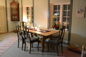 Vårt gamle kjøkkenbord passer godt inn. Stolene som kommer fra en auksjon på Kvikne, og var eierens svennestykke, er utrolig gode å sitte på. De passer kanskje ikke helt inn sammen med bordet, rent stilmessig, men pytt!