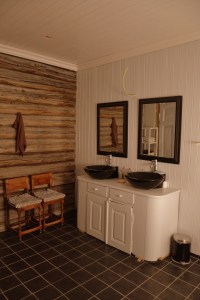 På badet er fortsatt ikke lamper montert, i taket og over speil, men ellers begynner det meste å komme på plass.