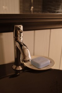 På badet ligger såpa på en søt gammel, kaffeskål