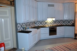 - og vips var alle flisene mellom benk og overskap på plass