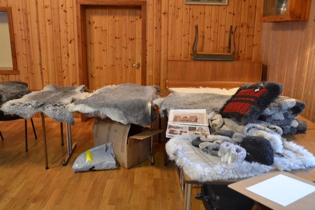 Mengder av deilige, mjuke skinn ligger klare for oss, sammen med forskjellige ting som Liv har laget tidligere.