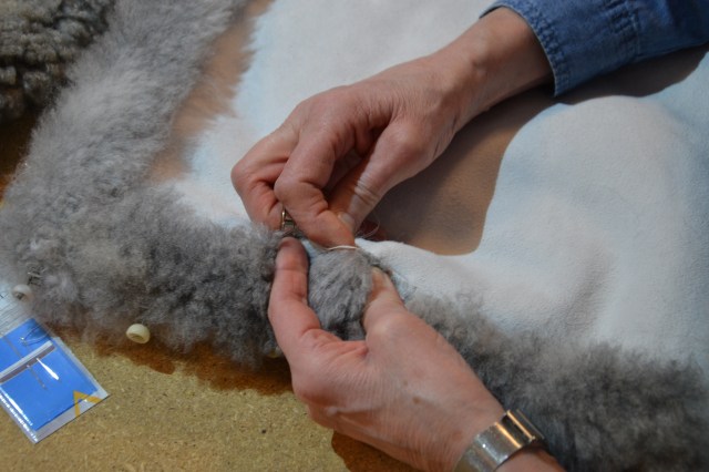 Mitt skinn viste seg å være litt "seigt" og vanskleig å få nåla gjennom, med det resultat at tre nåler ble bøyd!