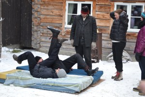 Revkroktevling! Demonstrasjon av mannfolkene før jentene skal i ilden.