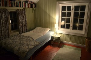 Bare ett av vinduene har fått gardiner - men omrammingen er så fin at gardiner ikke er påkrevd foreløpig, syns jeg