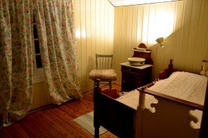 Romantiske blomstergardiner til det lysegule Fåstenrommet