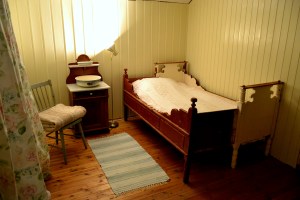 Skuvseng og vaskeservant på plass