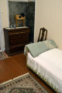 Oldemor Annes gamle kommode har vært rundt omkring i andre hus de siste 60 - 70 år, men er nå tilbake her den hører hjemme 