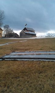 Langt ute på jordet lå bølgeblikken