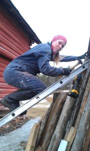 Med balansekunst og godt humør er taket snart på plass igjen!