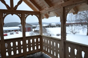 Sveitsergelender på verandaen