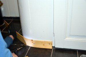 Baderomsbenken trengte en list nederst. Her er det splittet et bord som så er lagt i bløt, og dermed kan den bøyes på plass rundt benken. 