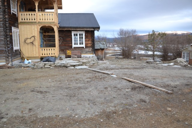 Gjørmete tun må dessverre også tas med som et vårtegn hos oss i år, etter all gravingen sist høst! Plankebro krever litt balansekunst for å komme tørrskodd inn til huset.