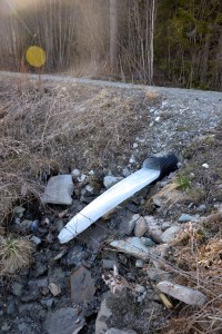 Bekken rekker tunge! Siste rest av vinter stikker frem under gamleveien.