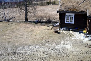 Sist høst ble det gravet opp og lagt ned rør som tåler frost inn til sommerstua. Vi fikk planert ut igjen og lagt på plass heller, så den deilige solkroken til morgenkaffen er på plass igjen.