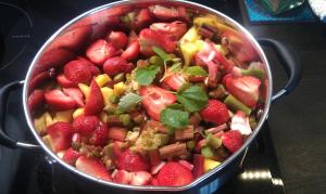 Oppi gryta, blandet sammen med litt andre godsaker, som jordbær, mango og pasjonsfrukt (rester fra 17.mai)