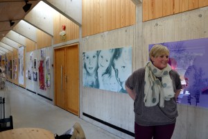 Karianne med noen av bildene sine