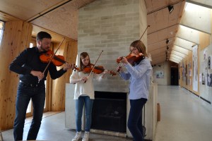 Olav og jentene åpnet utstillingen med nydelige feletoner