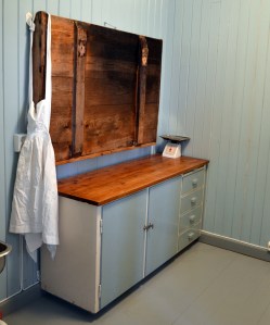 "Ny" gammel kjøkkenbenk på plass på baksterommet! Bakstefjøla er blitt hengt opp slik at den ikke opptar unødig plass når den ikke er i bruk.