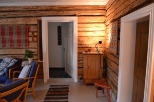 Døra som ble satt inn i stedet for vinduet, fører ut til vaskerom og bad.