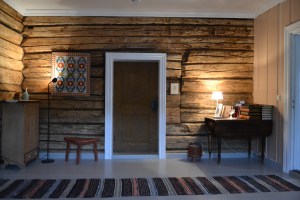 Veggen mot soverommet med den flotte gamle døra