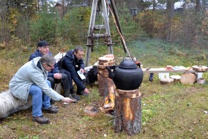 Første stopp var hos Glommen skog, der vi fikk deilig kaffe fra denne fantastiske svartkjelen (kobber, tror jeg, under alt det svarte), sjokolade og grillpølser!