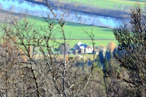 Vi skimter Storeggen langt der nede - uskarpt, men er ikke de blå, grønne og oransje fargene fine?