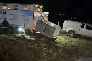 Så åpner Per Erik grinda så kyrne kan få slippe ut til sitt nye hjem. På sidelinja står en bittelitt bekymret "gårdsgutt", Jan, og passer på at ingen rømmer.