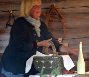 Innholdet i kurven ble pakket godt inn i klede og med bånd rundt for å holde det på plass under transporten