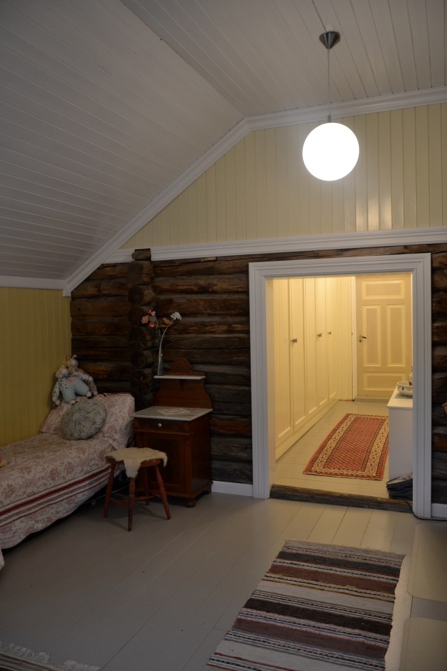 Garderoben er en gjennomgang  fra husets gamle til den nye delen. 