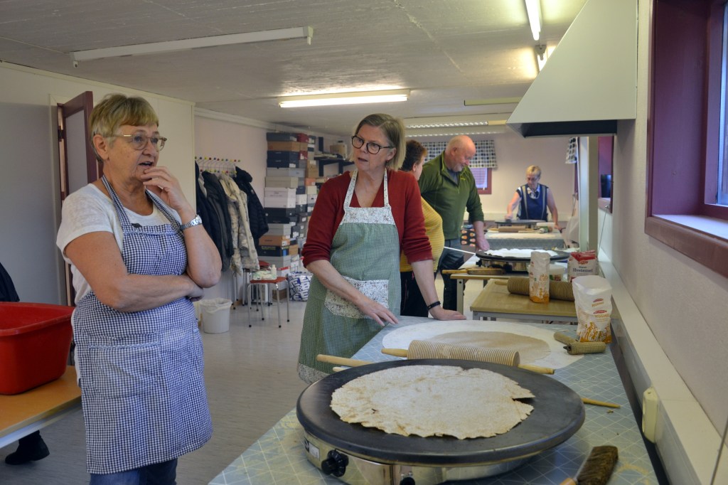 Karen gir gode råd mens vi venter på at den skal bli sprø og fin.